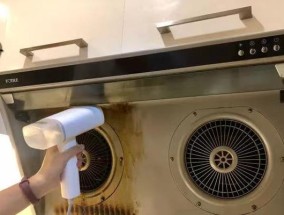 如何彻底清洗顽固油烟（抽油烟机清洗技巧及注意事项）