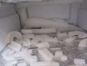 如何清洗冰箱内坏掉的物品（解决冰箱内坏掉物品污染问题的简单方法）