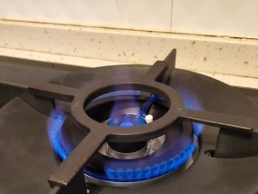 燃气灶关灶回火处理方法（避免安全事故的关键技巧）