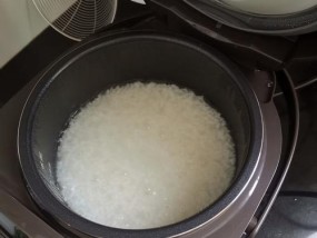 电饭煲煮粥没有米油的解决方法（用什么替代米油）