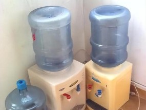 家里饮水机漏水了怎么办？找专业维修服务还是自己动手修复？