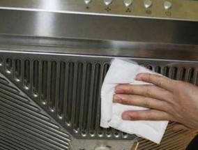 不在家也能轻松清洗油烟机（快速高效的清洗方法让你省心又省力）