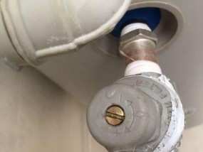 热水器排气阀滴水修理方法（解决热水器排气阀持续滴水问题的实用技巧）