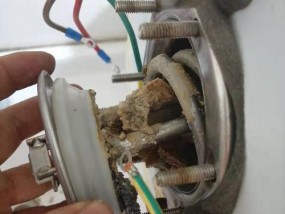热水器清洗螺丝不易卸下的解决方法（热水器清洗难题）
