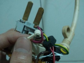 电热水器插头自动跳闸是什么原因？如何解决？