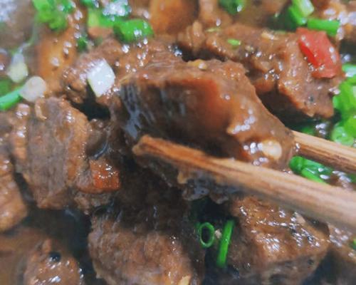 电饭煲焖牛肉如何去腥（去除腥味关键步骤与小窍门）  第1张