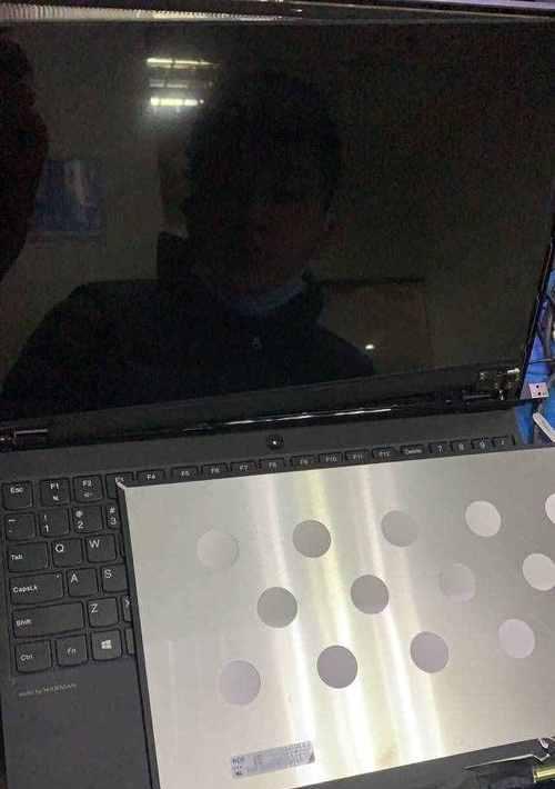 电脑屏幕歪了怎么办（解决电脑屏幕歪斜问题的简易方法）  第1张