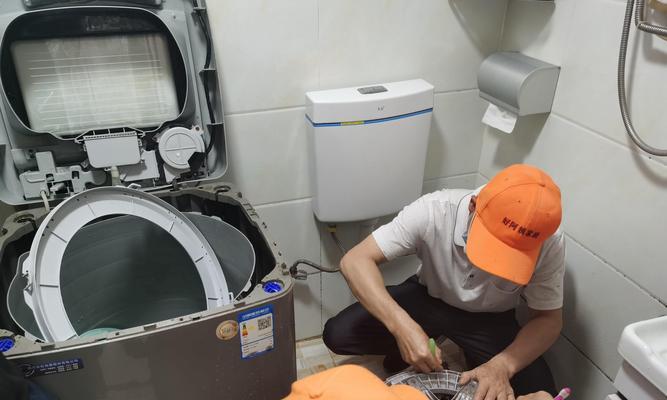 如何使用滚筒洗衣机有效清洗油渍（轻松解决衣物油渍问题的方法）  第1张