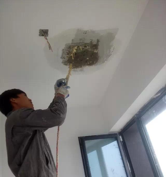 中央空调天井机漏水解决方法（解决中央空调天井机漏水问题的有效措施）  第2张