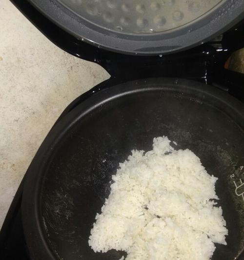 电饭煲水煮饭糊了怎么办（解决电饭煲水煮饭糊了的实用方法）  第2张