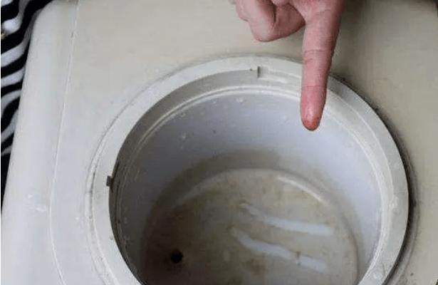 洗衣机水垢形成原因分析（水垢对洗衣机的影响及预防方法）  第1张