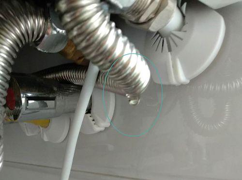 壁挂炉冷凝水管漏水的修复方法（如何解决壁挂炉冷凝水管漏水问题）  第1张