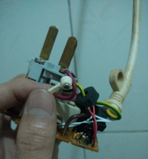 电热水器插头自动跳闸是什么原因？如何解决？  第1张