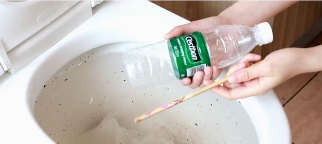 如何轻松疏通堵塞的蹲便器？  第1张